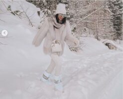 Giulia de Lellis indossa una pelliccia in montagna , forse di origine animale mentre sta con Carlo Berretta