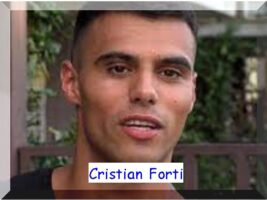 Cristian Forti sorride alla telecamera