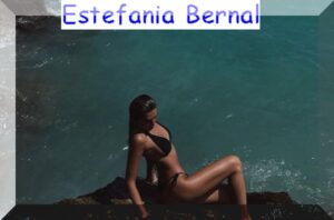 Estefania Bernal posa in bikini in spiaggia