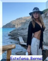 Estefania Bernal con il capello posa in bikini su delle rocce