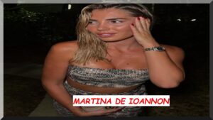 Martina de Ioannon al mare sorridente in primo piano