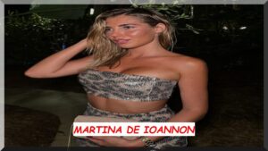 Martina de Iannon sorridente in vacanza al mare